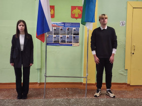 Понедельник начался с поднятия флагов России и Республики Коми.