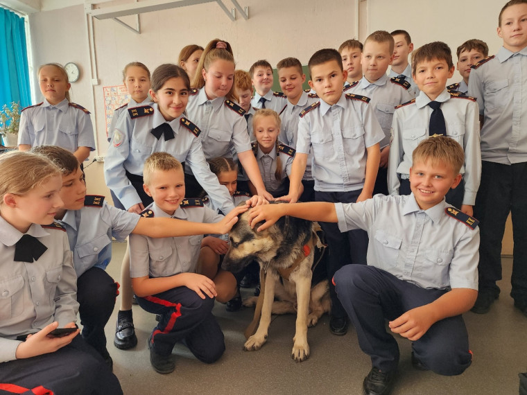 Пёс Черкес в гостях у школы .