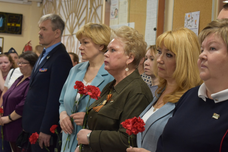 В школе торжественно открыли мемориальную доску в честь Владимира Оплеснина.