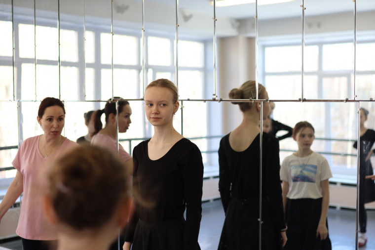 18 апреля прошел мастер-класс по народной хореографии «Мир танца», который провели солисты коллектива народного танца «Метелица» - Галлингер Дмитрий и Рюхова Елизавета, обучающиеся 11А класса.