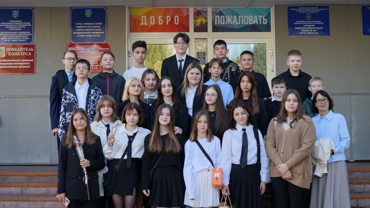Начался День знаний с торжественной линейки во дворе школы, поднятия флагов и исполнения гимнов России и Республики Коми.